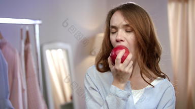 肖像快乐的女人吃红色的苹果首页健康的女人吃水果